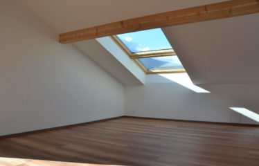 Appartement aux combles d’un immeuble – à louer à Corin-de-la-Crête