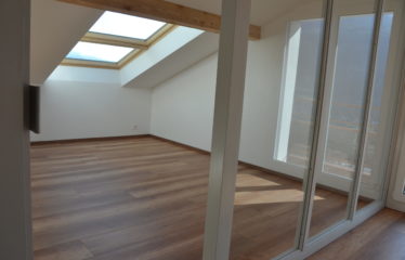 Appartement aux combles d’un immeuble – à louer à Corin-de-la-Crête