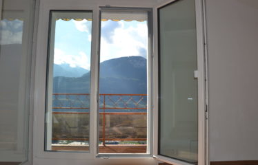 Appartement aux combles d’un immeuble – à louer à Corin-de-la-Crête