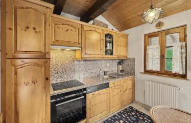 Chalet jumelé avec studio indépendant et belle vue dégagée – à vendre