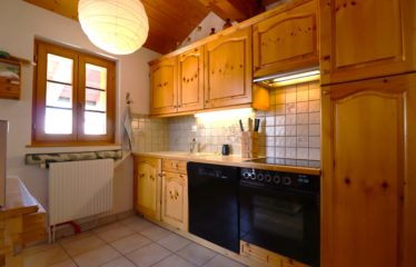 Chalet mitoyen avec studio indépendant et vue dégagée – à vendre