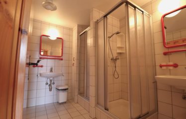 Chalet mitoyen avec studio indépendant et vue dégagée – à vendre