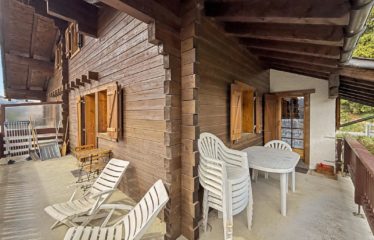 Chalet jumelé avec studio indépendant et belle vue dégagée – à vendre