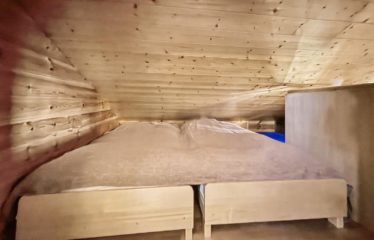 Chalet jumelé avec studio indépendant et belle vue dégagée – à vendre