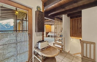 Chalet jumelé avec studio indépendant et belle vue dégagée – à vendre