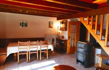 Chalet jumelé avec studio indépendant et belle vue dégagée – à vendre