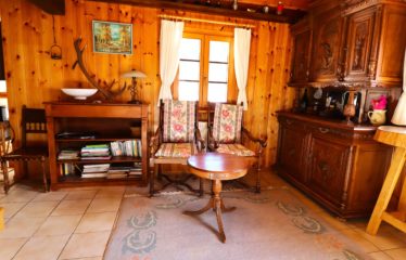 Chalet jumelé avec studio indépendant et belle vue dégagée – à vendre