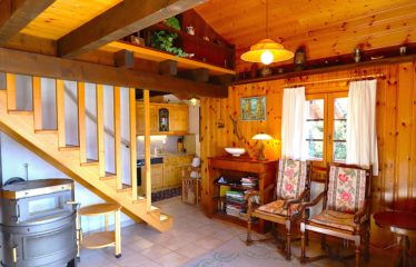 Chalet jumelé avec studio indépendant et belle vue dégagée – à vendre