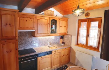 Chalet jumelé avec studio indépendant et belle vue dégagée – à vendre