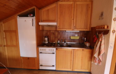 Appartement 2,5 pièces sous les combles idéalement situé à l&rsquo;entrée de St-Luc – à vendre